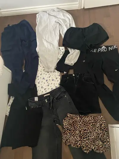 Lot de vêtements pour femmes SMALL ou adolescentes, View more