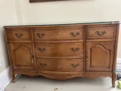 Grand meuble buffet avec vitre 57 pouces de long, 34 pouces de h, View more