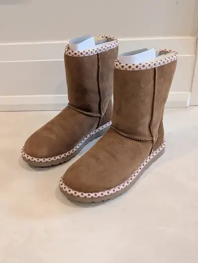 UGG Australia Classic Short 78 Collection Boots Chestnut Size 6, View more