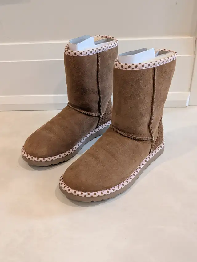 UGG Australia Classic Short 78 Collection Boots Chestnut Size 6 in Women's - Shoes in Markham / York Region - Image 2