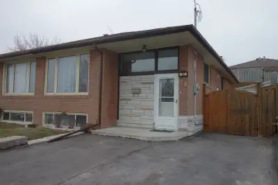 • Open concept • Fridge, Stove and Central A/C • Hardwood floor throughout • Private laundry (washer...