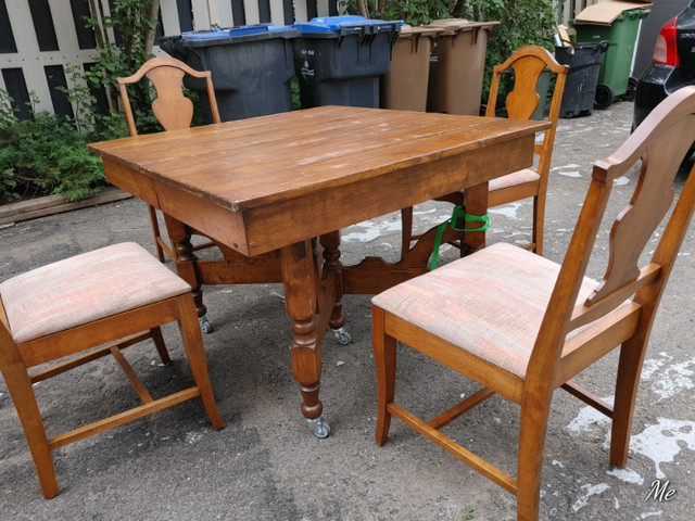 Table et chaises antique dans Mobilier de salle à manger et cuisine  à Saint-Jean-sur-Richelieu