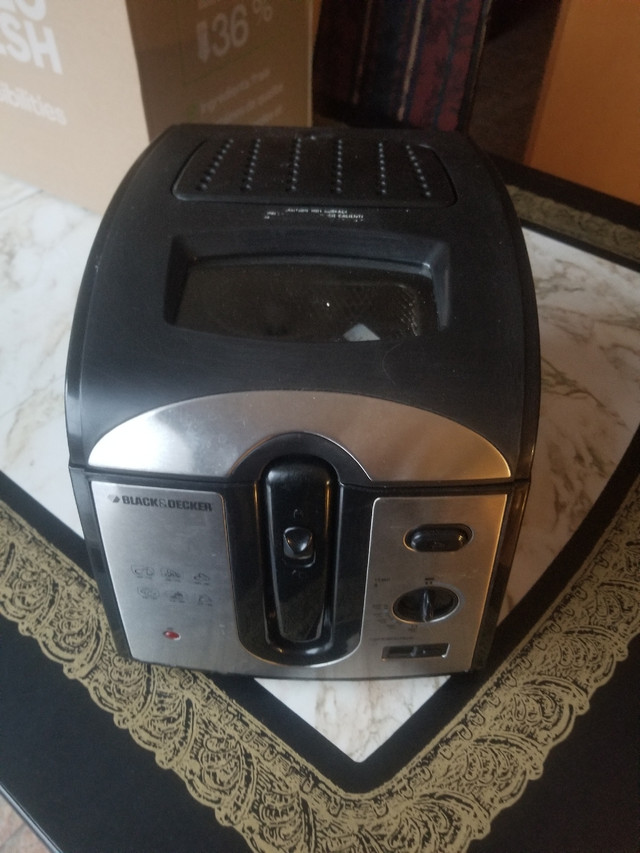 Black &amp; Decker 2L Deep Fryer in Other in City of Toronto