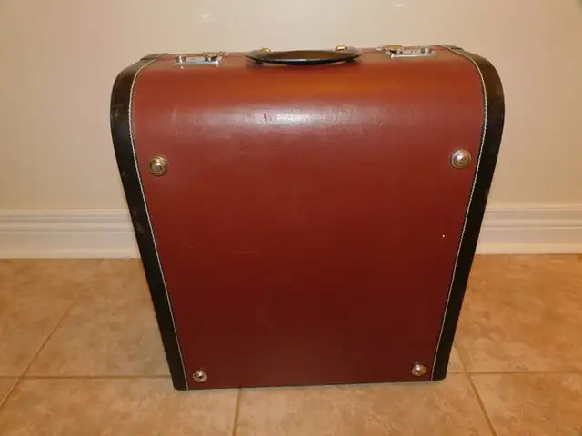 Vintage Parrot Accordion MUS1302 NO801 in Other in Markham / York Region - Image 7