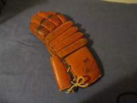 VINTAGE STRATO-FLITE LEFT HAND GOALIE GLOVE-NO. 505-NEEDS REPAIR