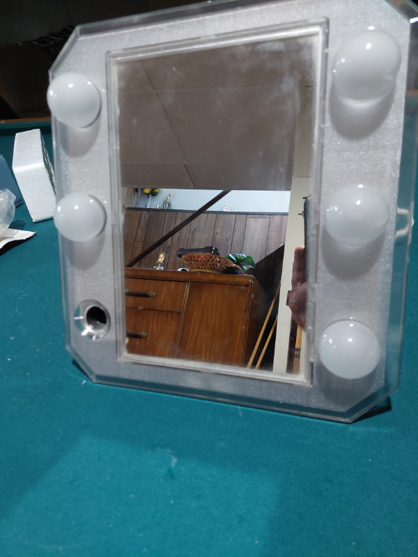 Make Up Mirror with Lights in Home Décor & Accents in Winnipeg - Image 4