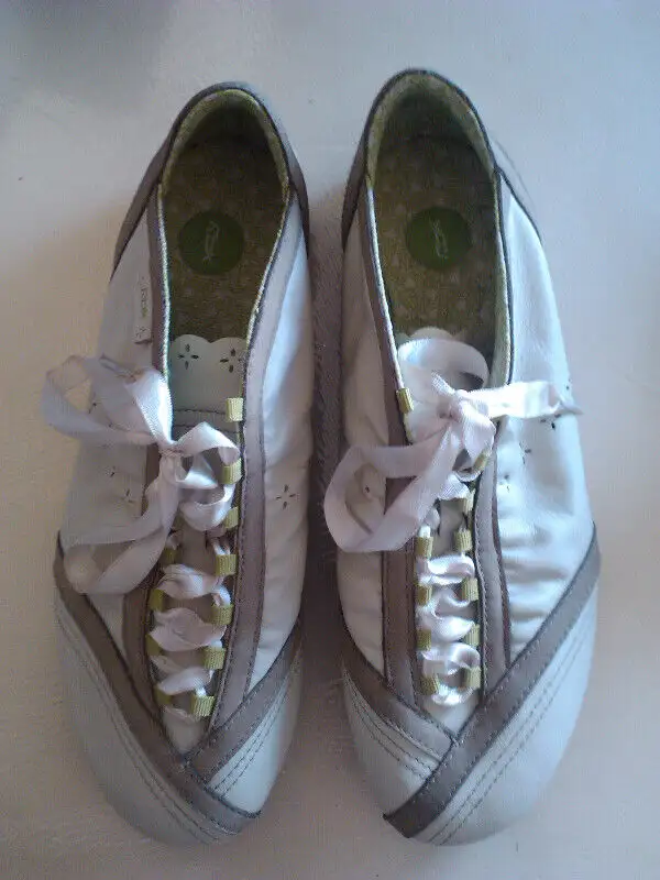 Women`s Reebok Casual shoes size 7.5 very rare in Women's - Shoes in City of Toronto - Image 2