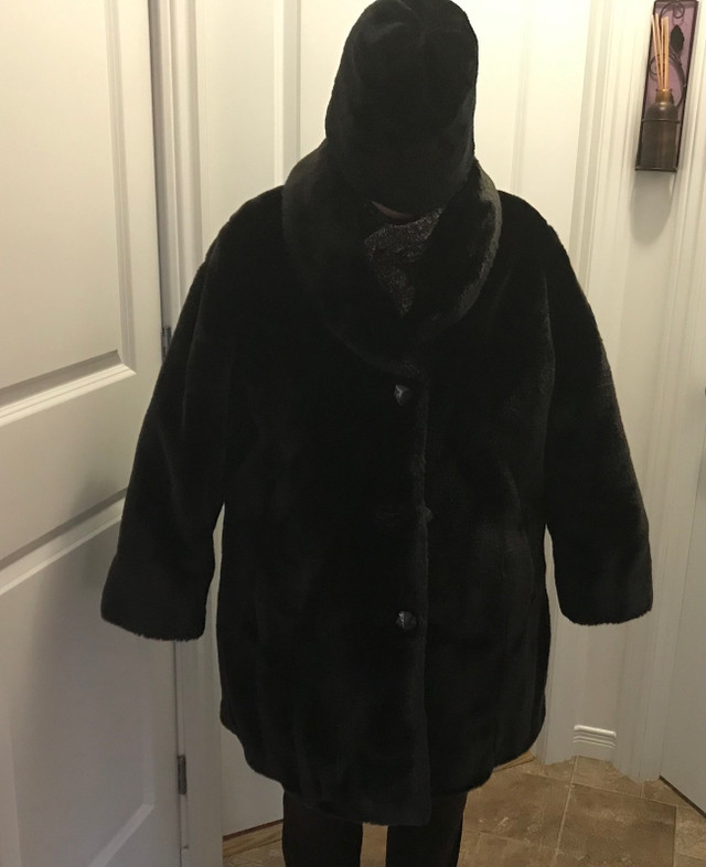 Manteau d’hiver imitation fourrure  dans Femmes - Hauts et vêtements d'extérieur  à Ouest de l’Île