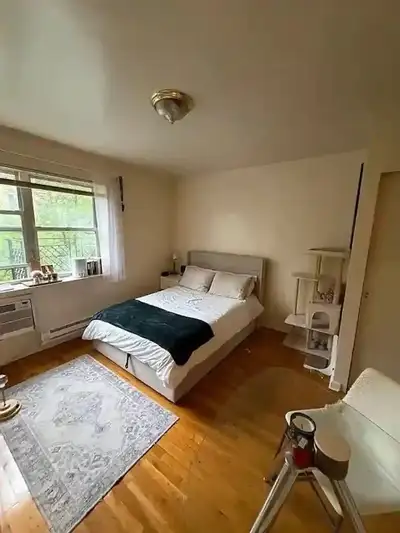 Looking for a female roomy/girlfriend to share townhouse expenses.. age