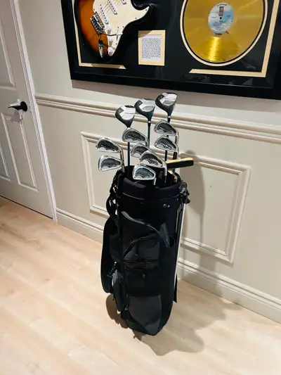Right Hand Men’s Spalinding Molitor golf clubs plus Bag. All clubs were only used twice at the drivi...