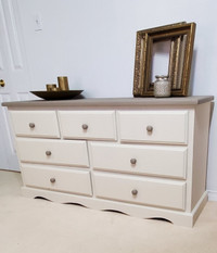 Dresser in white and taupe – 7 drawers - Refinished•	Well-made