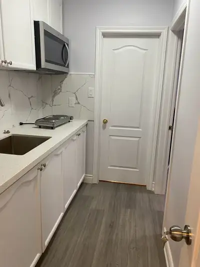 2nd Floor 1Bedroom bachelor apt Available July1st(College/Ossing