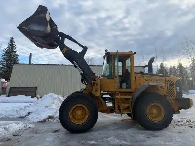 Farmer special 2004 Volvo L60 23,000 hr on still runs good. quick Attach, 2.5 bucket on it.