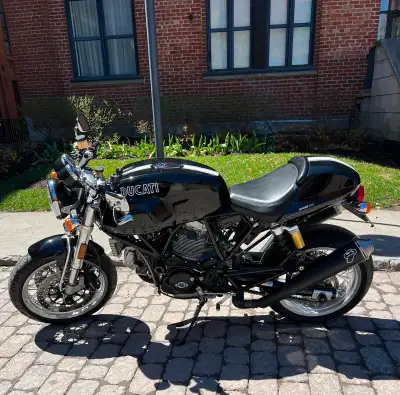 Beautiful condition, only 6000 miles!! Second owner! I bought the bike from the original owner in Au...