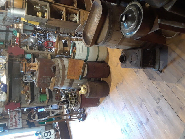 Baril, caisse de bois, fanal, roue de charrette, ski de bois, dans Art et objets de collection  à Shawinigan - Image 4