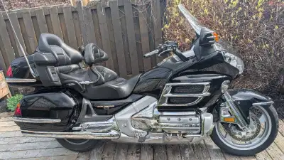 Goldwing GL1800 2003, 86280 km, noir avec chrome. Moteur 6 cylindres à plat de 1800cc. Très bon état...