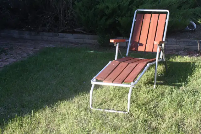 Redwood and aluminum folding chaise lounge in Patio & Garden Furniture in Regina - Image 2