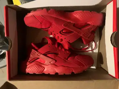 Comes with a box and bought from footlocker. 4.5Y Pickup for $30