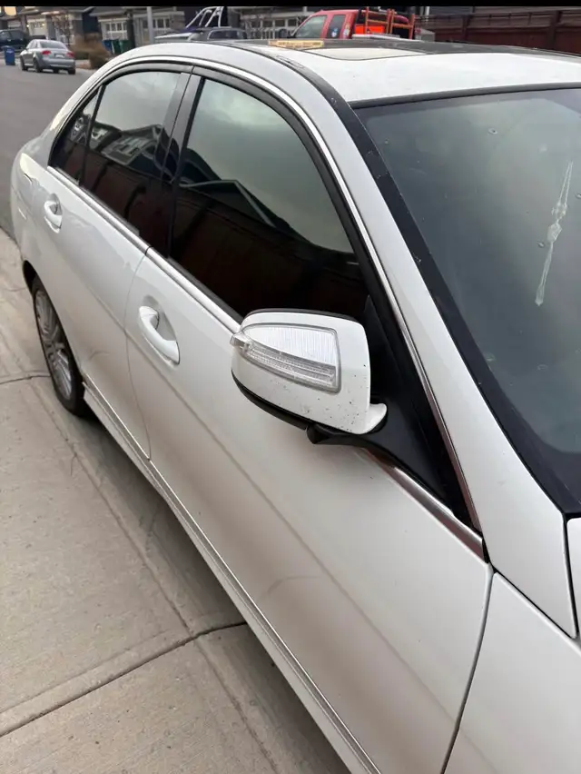 2009 mercedes benz  in Cars & Trucks in Calgary - Image 3