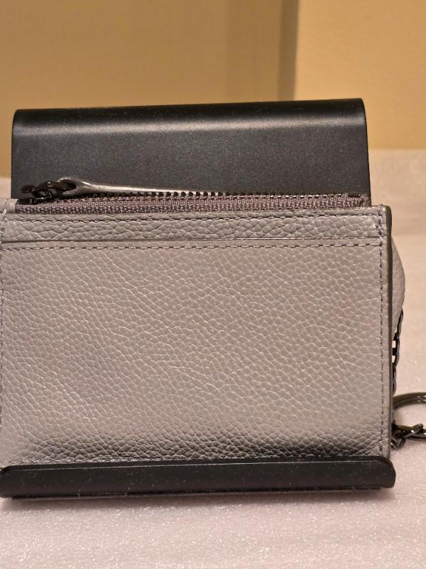 TUMI zippered leather card case (light grey) in Women's - Bags & Wallets in City of Toronto - Image 4