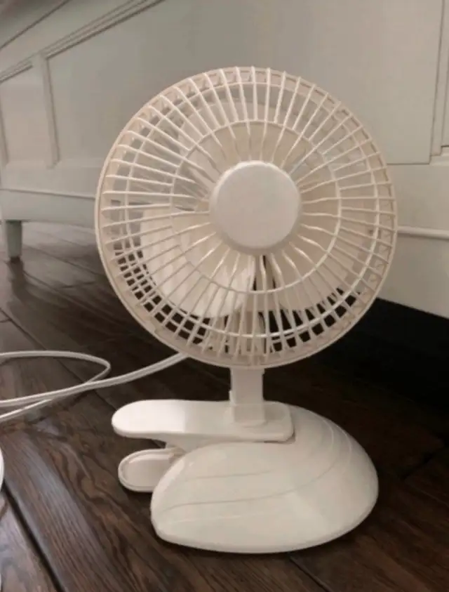 6" Clip Desk Fan in Indoor Lighting & Fans in Mississauga / Peel Region - Image 2