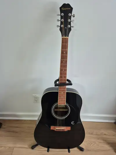 Lightly used guitar in good condition. Selling with the stand included.