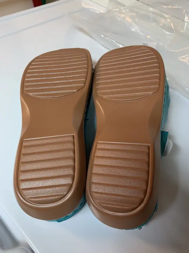 Brand new sandals63417636053505123