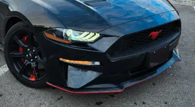 Bumper avant Mustang 2018 complètement Noir - Black Shadow - couleur d'origine de Ford. Sans les pha...