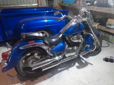 2005 c90 1500, fuel injection, 24000 miles, comes with bags and passenger backrest. Cobra pipes, new...