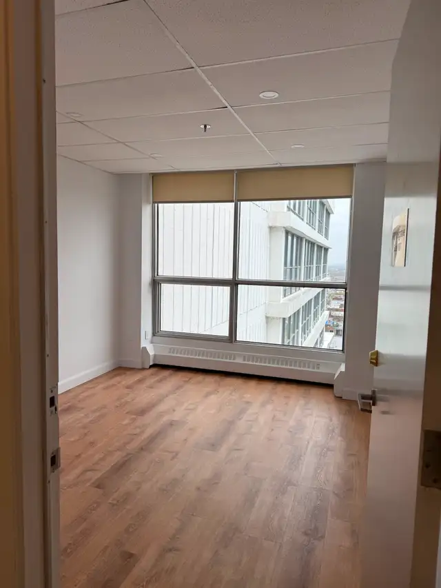 Renovated 200 sq ft Office – $640.02/month – 2120 Sherbrooke E