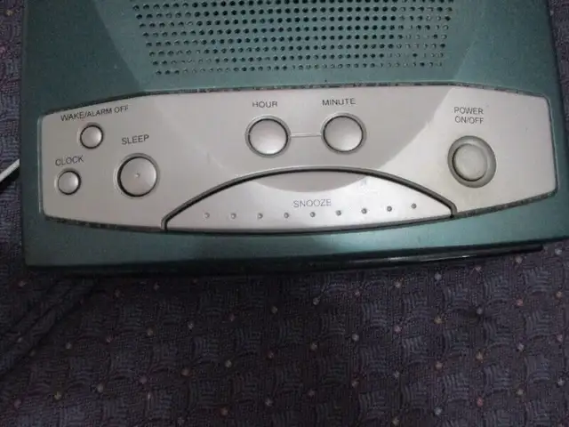 Sylvania Alarm Clock Radio in Arts & Collectibles in Oshawa / Durham Region - Image 4