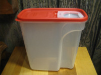 Contenant RUBBERMAID 4,4 LITRES MADE IN USA. BPA FREE.