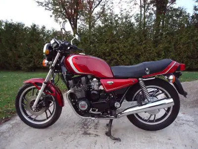 Great shape classic 1982 Yamaha 650 for sale, will turn over and wants to start but I believe carbs...