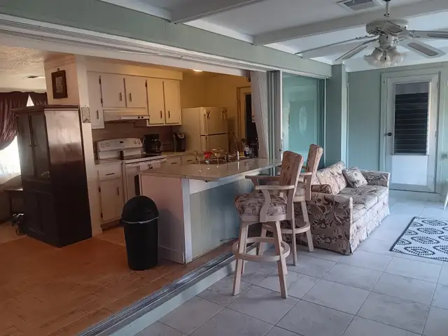 Excape Winter, in a well established, quiet, safe neighborhood in Florida in Canada - Image 4