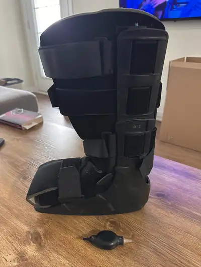 Works perfectly and in great condition. Not sure of size range but I have size 9 women’s feet. Pick...