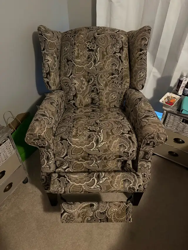 wing back recliner chair in Chairs & Recliners in Oshawa / Durham Region - Image 3