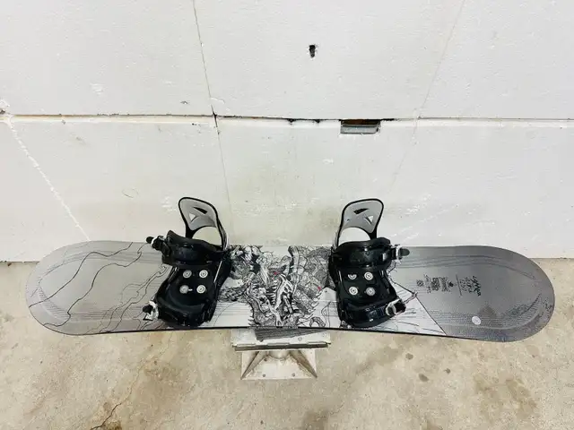 Lamar kids snowboard 125 cm with Lamar jr bindings in Snowboard in Markham / York Region - Image 6