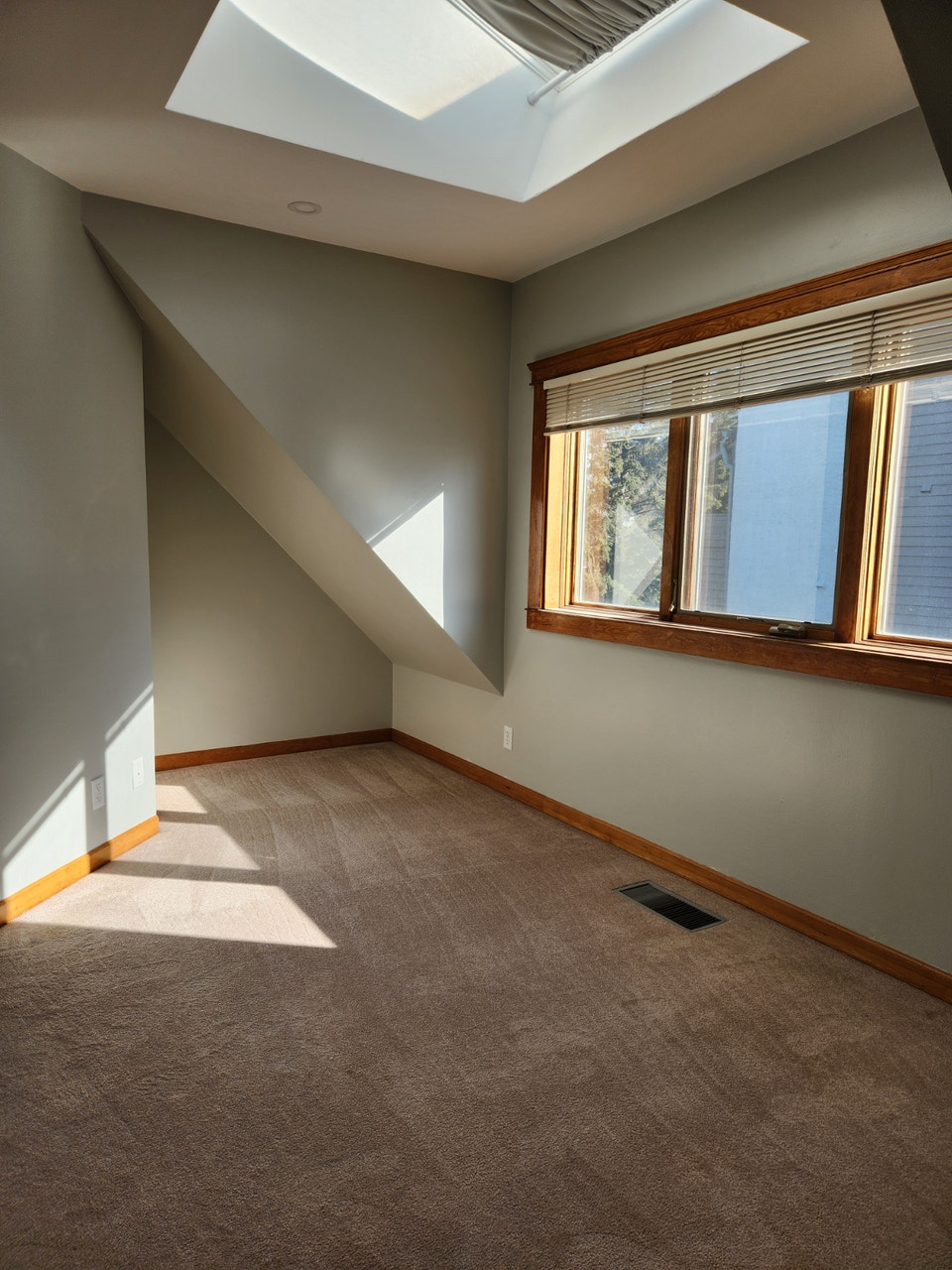 UPSCALE 2 LEVEL1 BEDROOM TOWNHOUSE IN BANFF , ULTRA QUIET SITE . 2