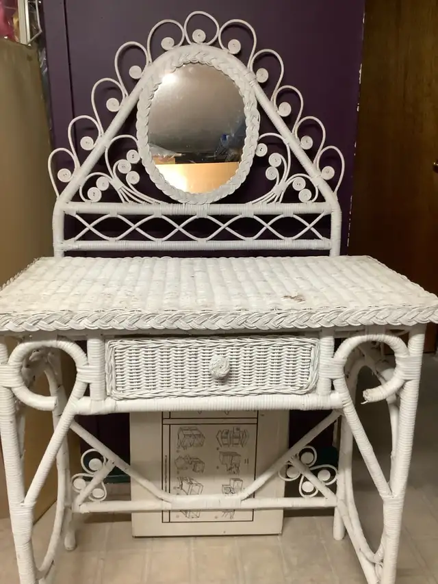meuble en rotin blanc pour faire chambre romantique, in Other in Sherbrooke - Image 4