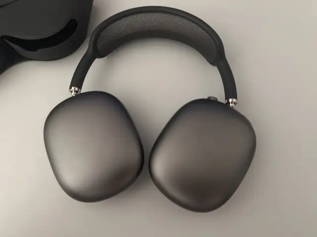 AirPod Max in Headphones in Vancouver - Image 5