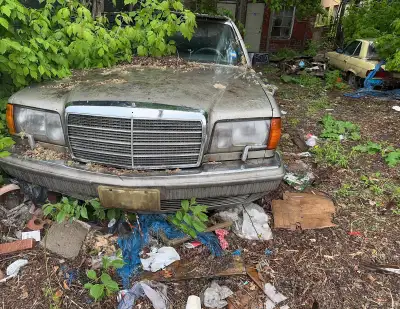 1977 Mercedes Benz SL450 with two tops, 1988 Mercedes Benz, SEL560. The cars needs a lot of work. Pi...