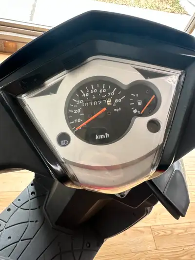 SCOOTER A GAZ USAGE 50cc A VENDRE EN TRES BON ETAT , DE LA MARQUE SCOOTTERRE MODELE ''VOYAGEUR'' 201...