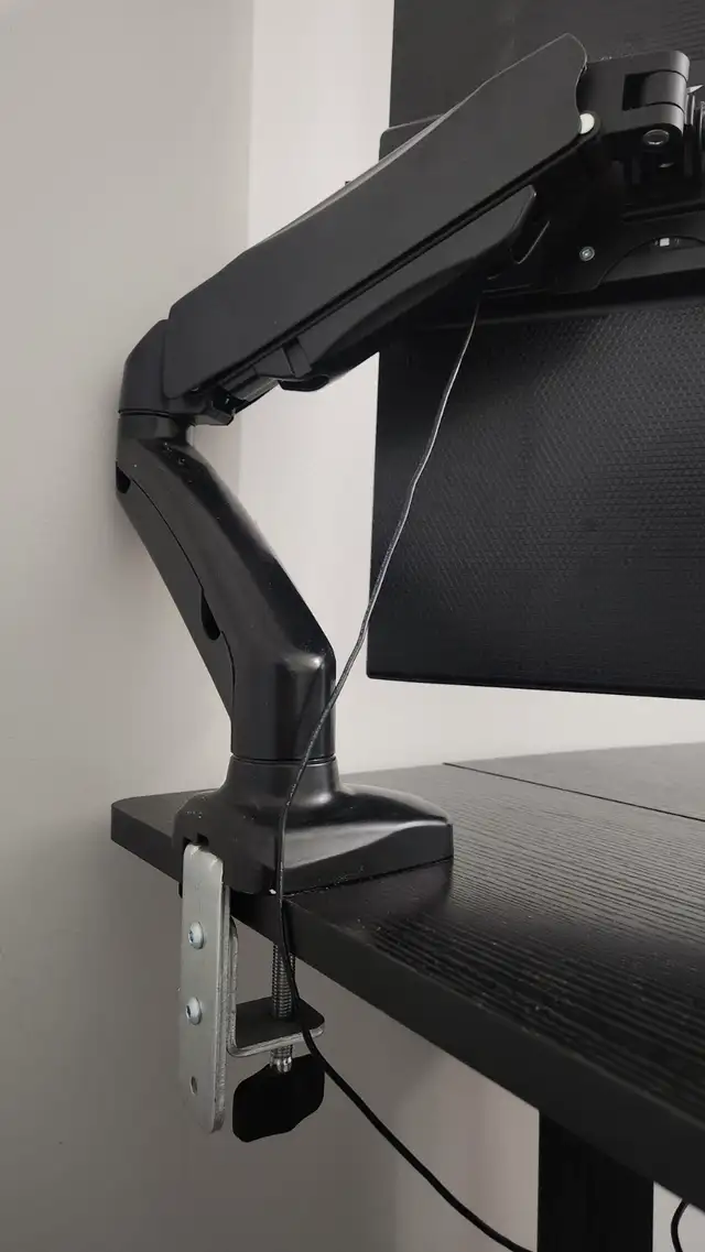 Complete Home Office Setup: Standing Desk, Monitor Arm & Monitor in Desks in City of Toronto - Image 8