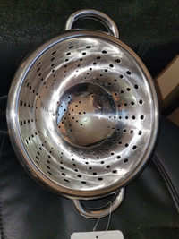 New President's Choice Stainless Steel Colander 9"