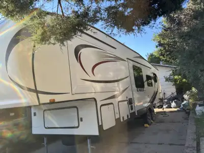 Clean, well‑built family RV that’s ready for camping! This 2014 Jayco Eagle HT 29.5 BHDS is a lightw...