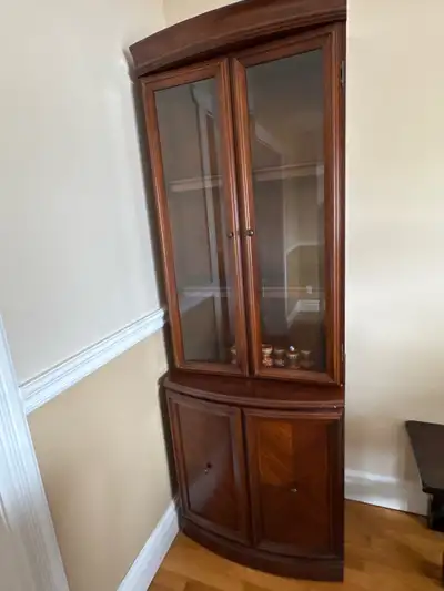 Stunning piece from the famous now closed Bombay store. Very good condition and ready for pick up.