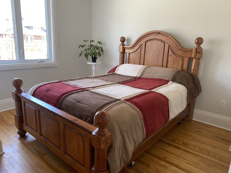 Solid wood queen bed frame Beds & Mattresses Ottawa Kijiji