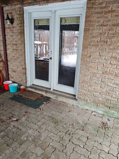 This walkout basement apartment in Thornhill has a full bath; living area; full kitchen and dining a...