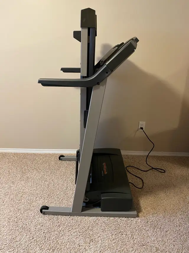 Treadmill in Exercise Equipment in Lloydminster - Image 3
