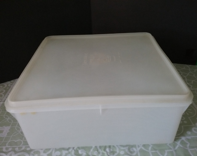 Vintage Tupperware - Square Keeper 166-2 With Lid 223-2 in Kitchen & Dining Wares in Oshawa / Durham Region